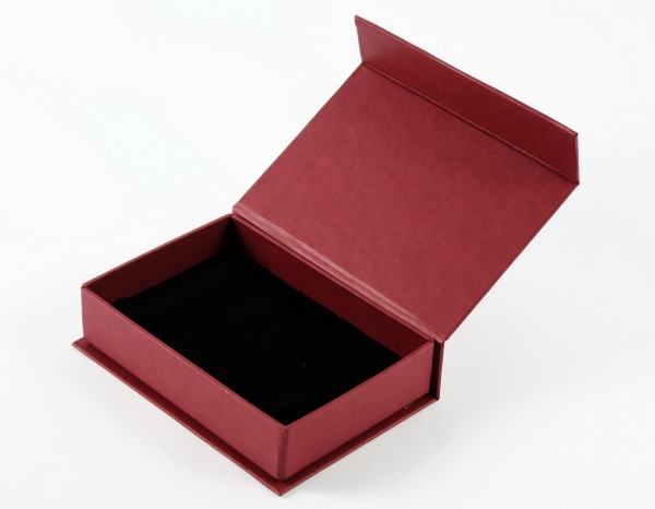 Коробка на магнитах с ложементом из бархата


