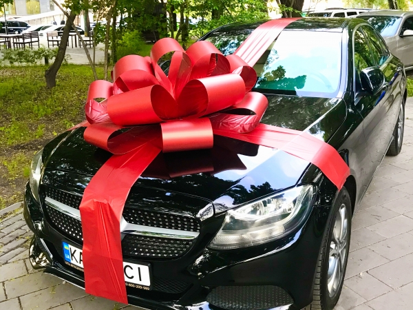 Бант красный 85 см с лентой на черном Мерседесе