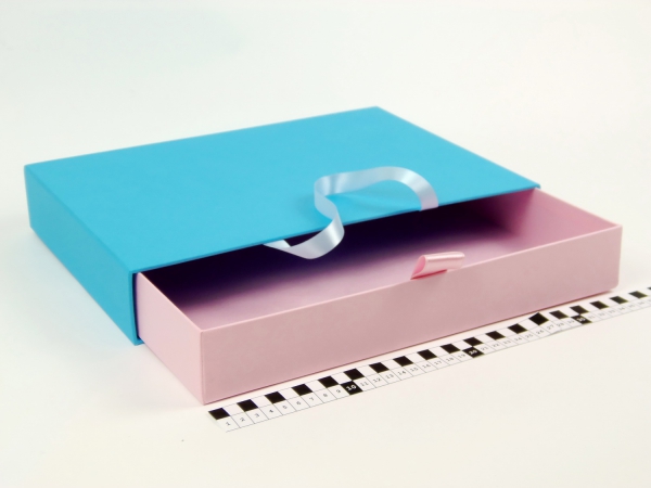 Размер 35*25*5 см Выдвижная коробка с ручками. Цвет голубо-розовый. 










