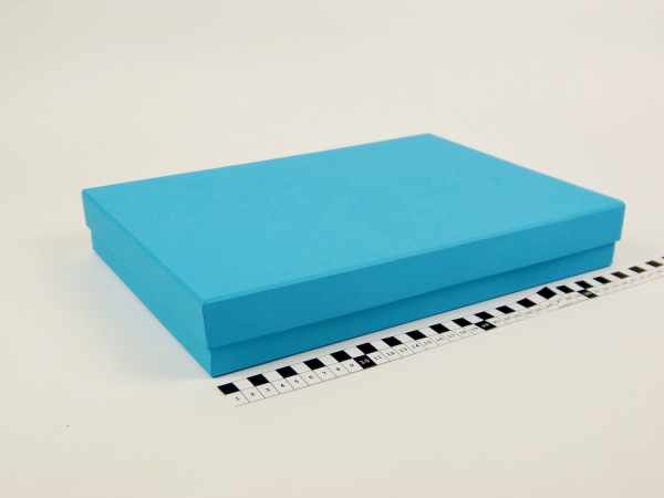 Размер 35х25х5 см Подарочная коробка со съемной крышкой. Цвет голубой




