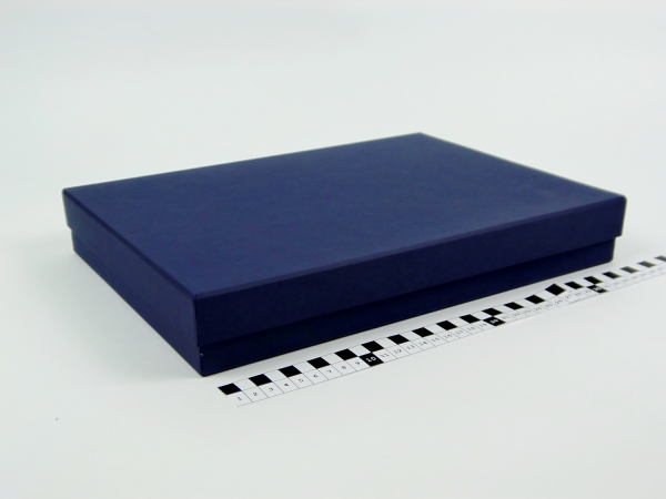 Размер 35х25х5 см Подарочная коробка со съемной крышкой. Цвет темно-синий




