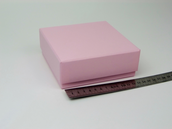 Размер 13х13х5 см. Коробка со съемной крышкой. Цвет розовый


