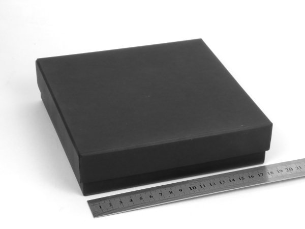Размер 18,5х18,5х4,5см. Подарочная коробка со съемной крышкой. Цвет черный


