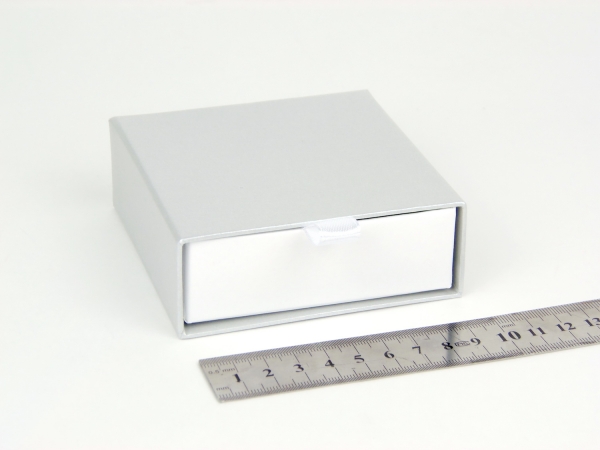 Размер 9х9х3 см Выдвижная коробка. Цвет серебро, дно белое


