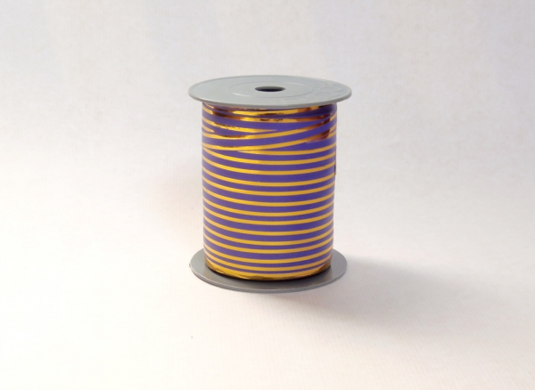Лента с золотыми полосками для упаковки подарков и цветов 1 см. 63 м. Цвет: фиолетовый







