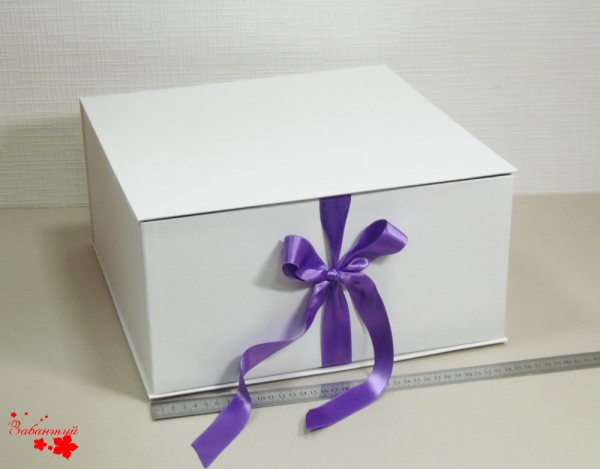 Размер 35*35*16 см Коробка на лентах. Цвет: белый с фиолетовыми лентами. 






